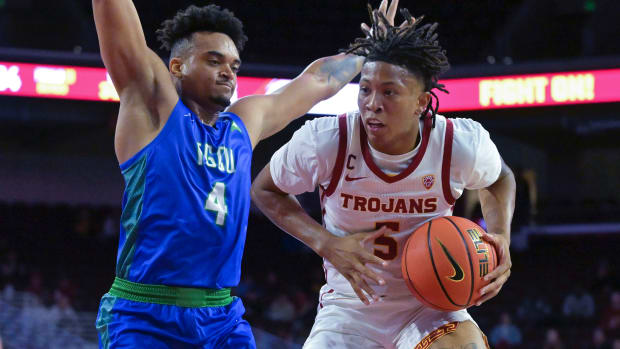Florida Gulf Coast guard Cyrus Largie defends USC guard Boogie Ellis